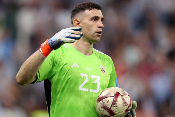 莫佩調(diào)侃撞傷萊諾成就大馬丁：“難道他不應(yīng)該對(duì)我心存感激嗎？”